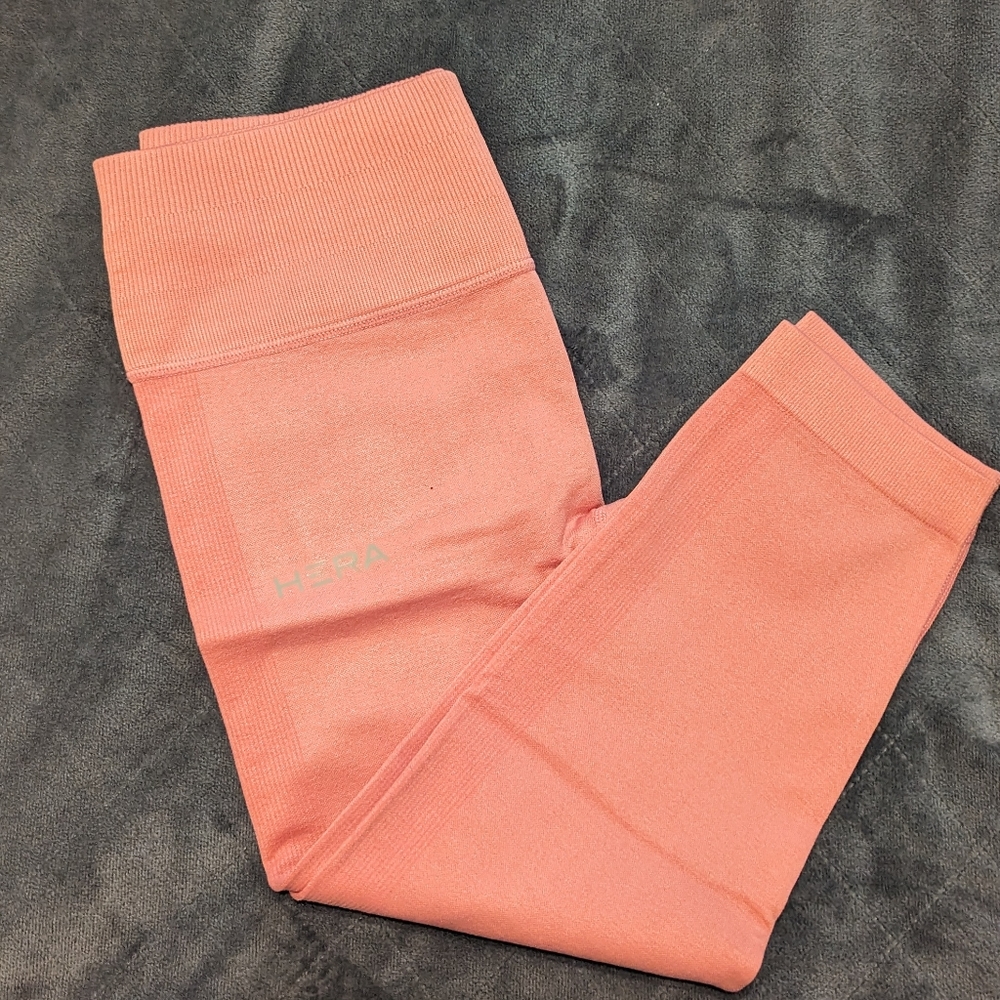 NWOT Hera leggings in peach, size M